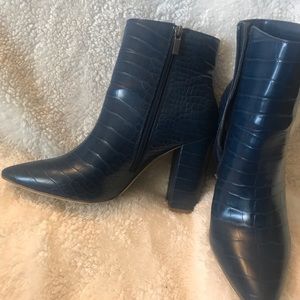 Shoe Dazzle size 10, teal block heeled bootie.